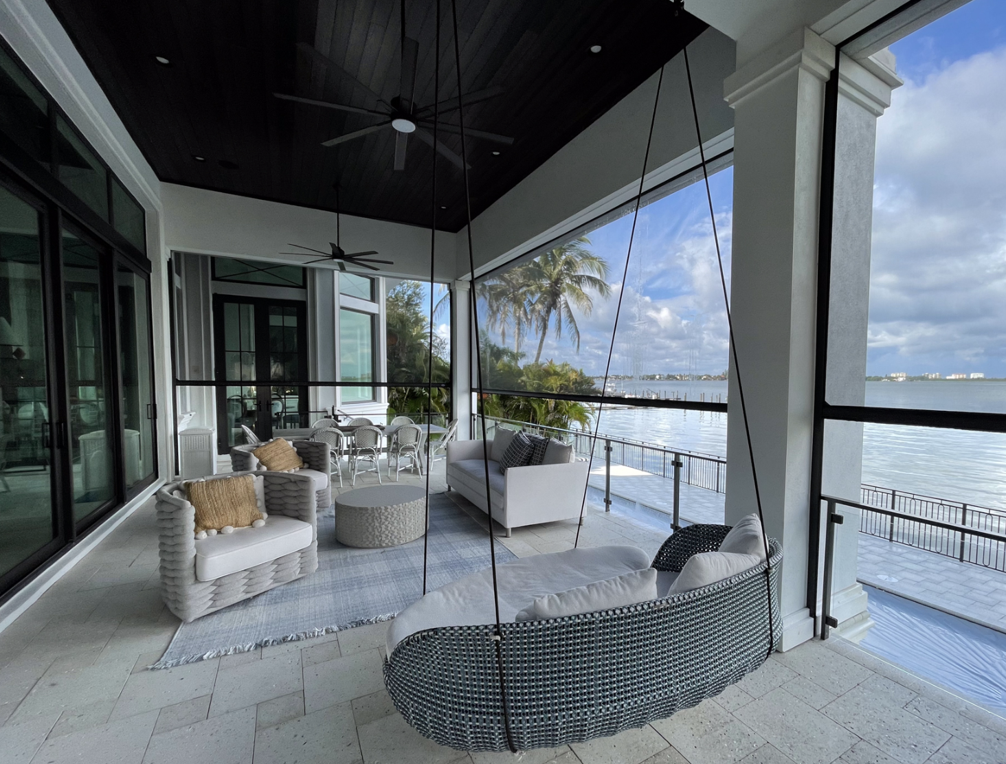 Wind screen on a restaurant patio