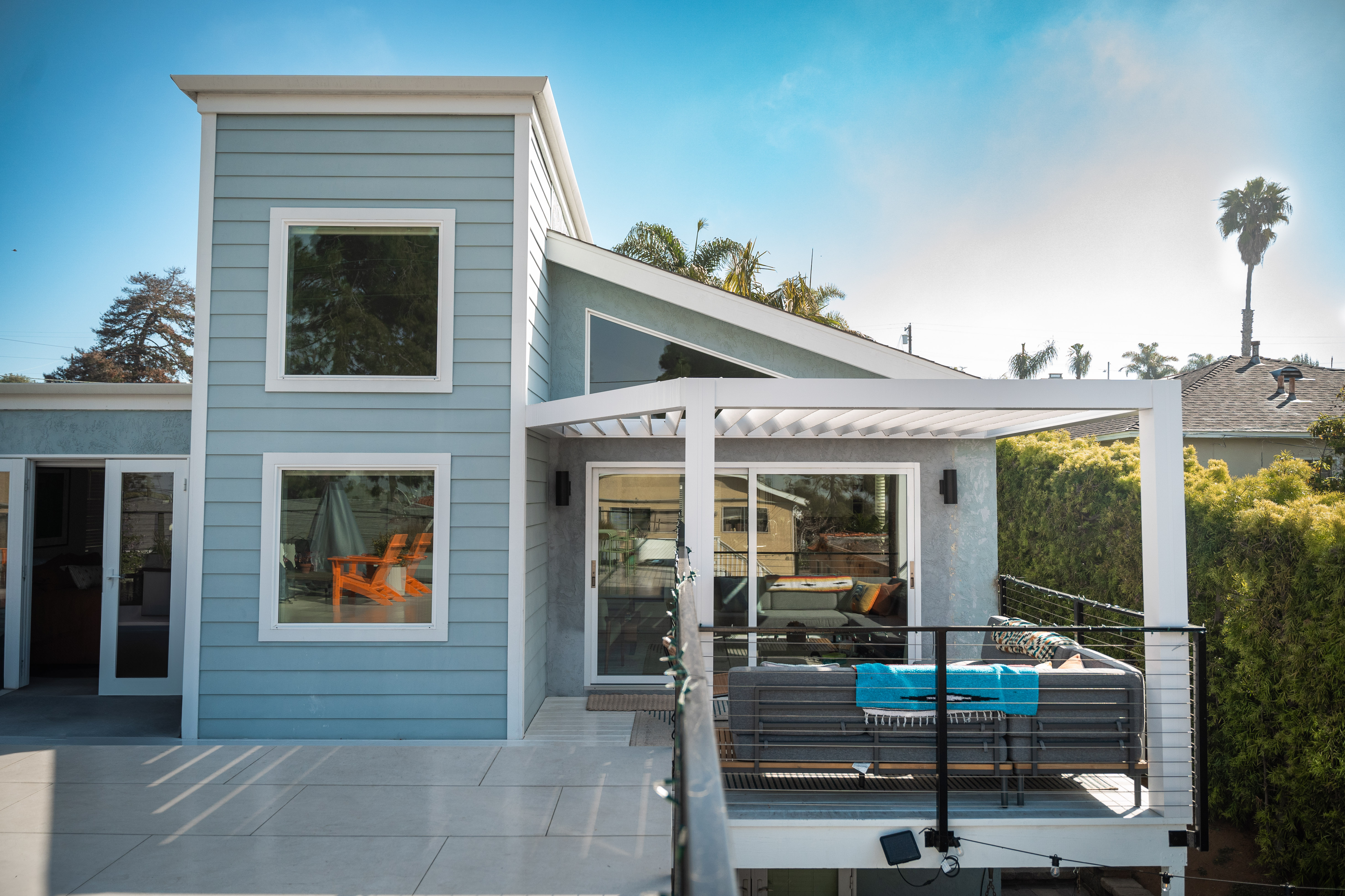 R-BREEZE outdoor living area