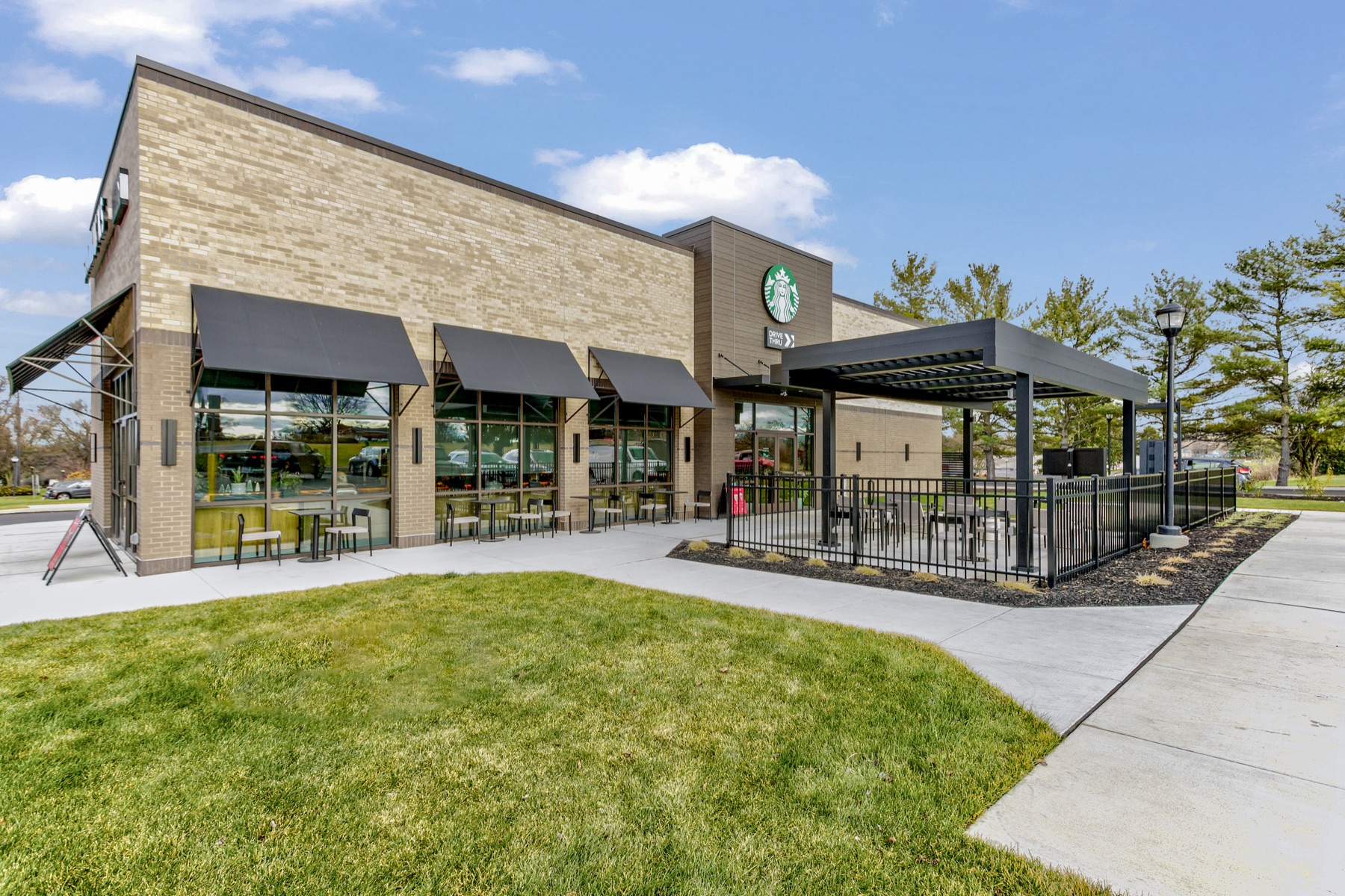 Full black R-BLADE commercial