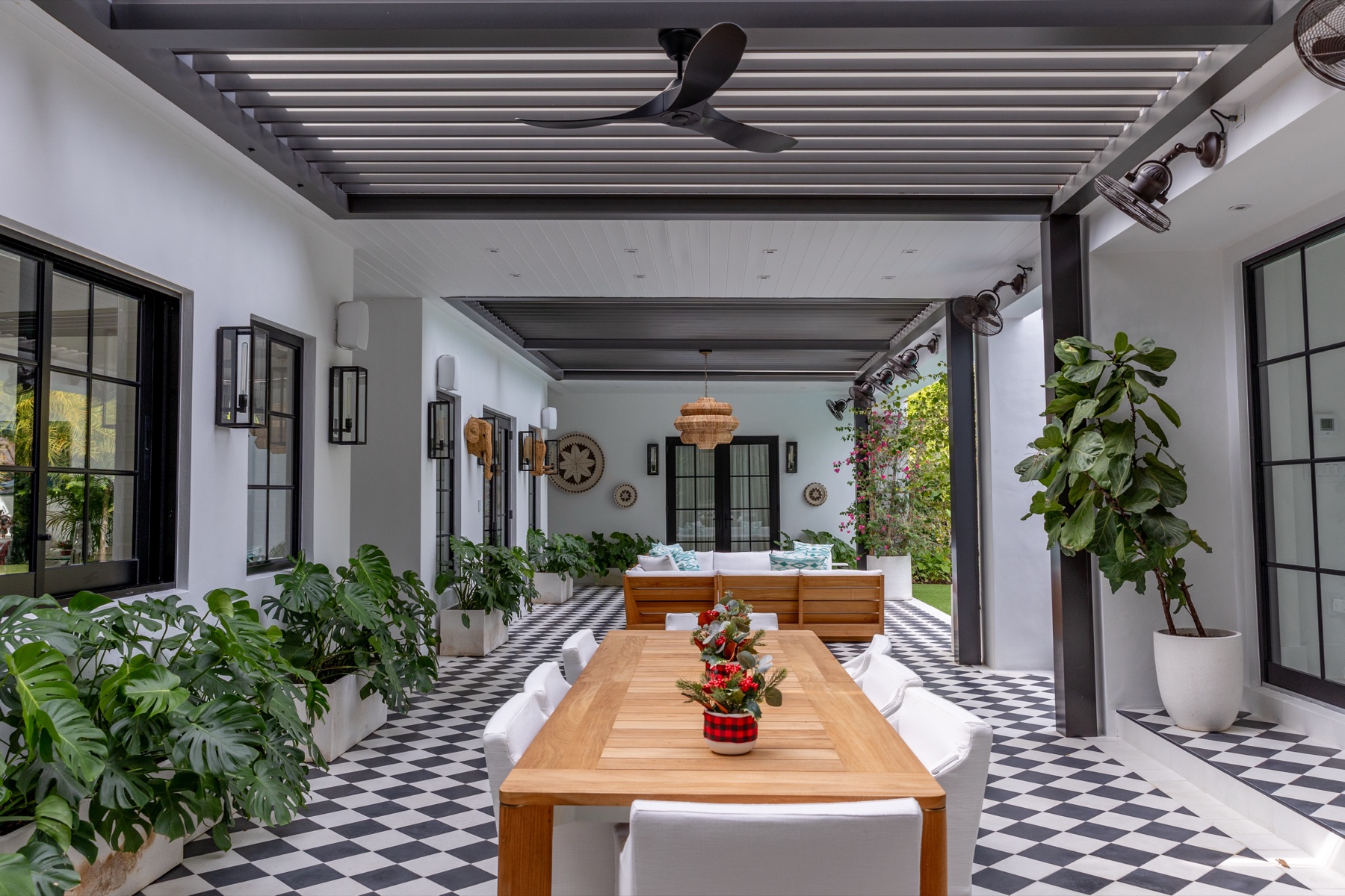 Residential R-BLADE pergola over pool lounge