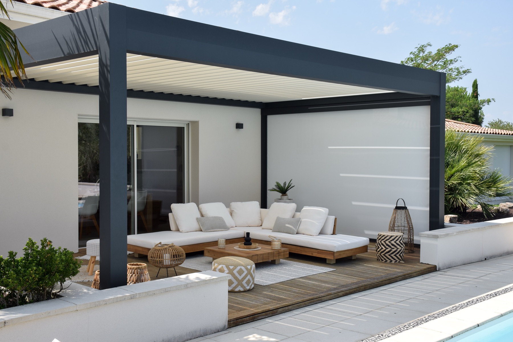 Gray-bronze R-BLADE with integrated screens