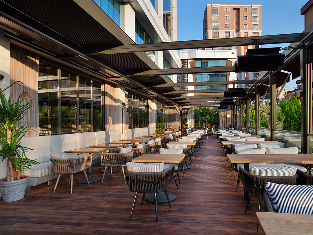 restaurant pergola louvered installation