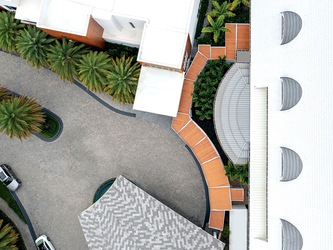 Club privé avec pergolas alignées formant une allée protégée de la pluie et du soleil