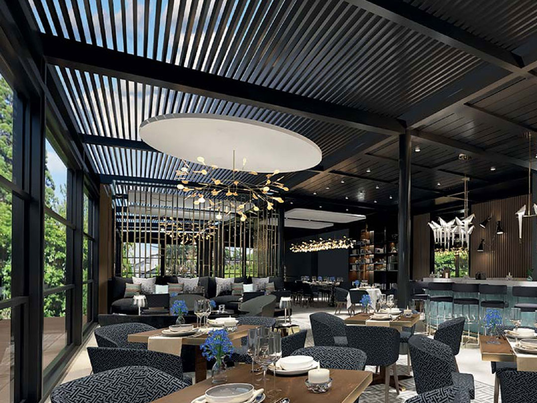 Salle de restaurant design avec pergola bioclimatique intégrée au plafond