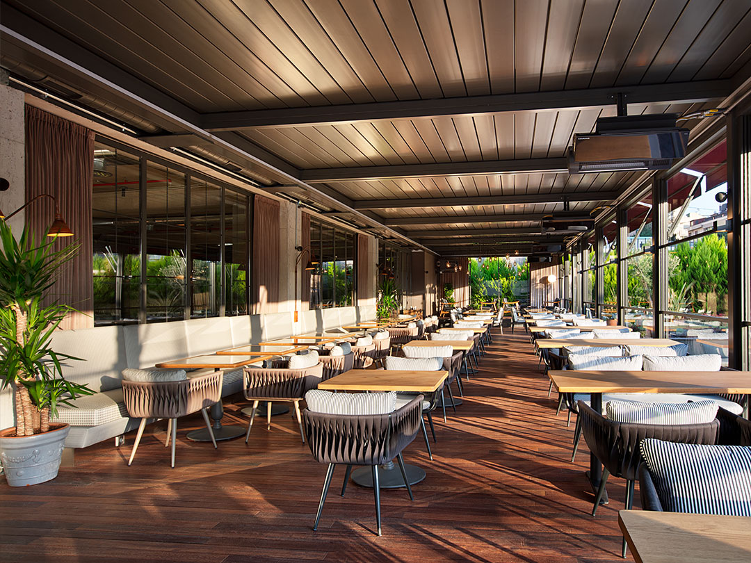 Aménagement extérieur de restaurant avec pergola bioclimatique en aluminium