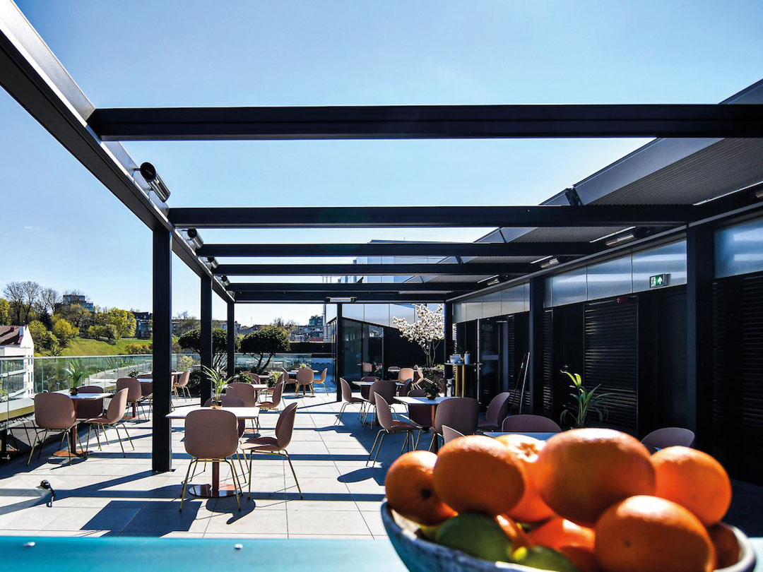 Terrasse rooftop avec pergola bioclimatique