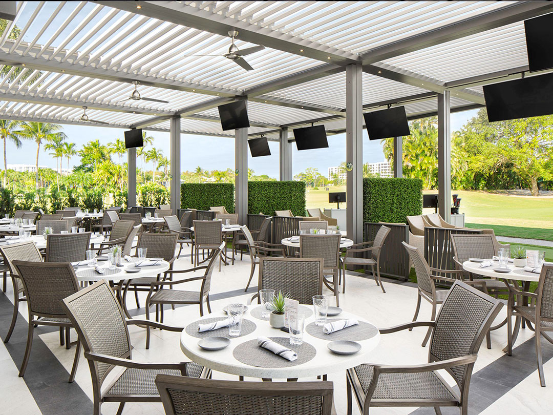 Restaurant d'un club de golf couvert par des pergolas modernes en aluminium