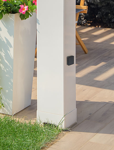 Prise électrique et prises avec ports USB intégrées à un poteau de pergola bioclimatique