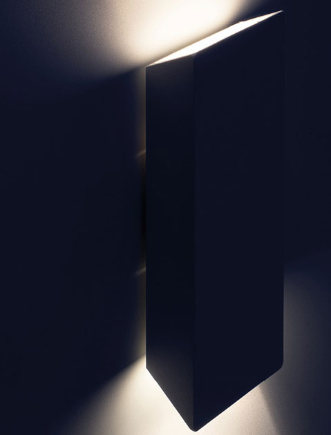 Applique LED extérieure Byret intégrée à une armature de pergola