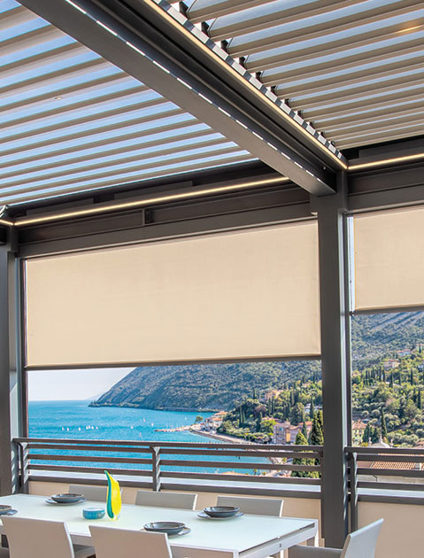 Store motorisé intégré à une pergola bioclimatique